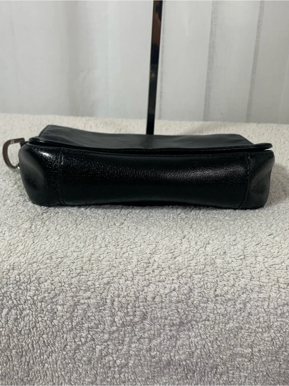 GUC Tory Burch Thea Pebble Leather Flat Crossbody Bag